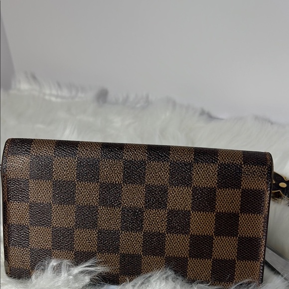 Louis Vuitton Damier Ebene canvas International Wallet. P43 - Picture 2 of 16